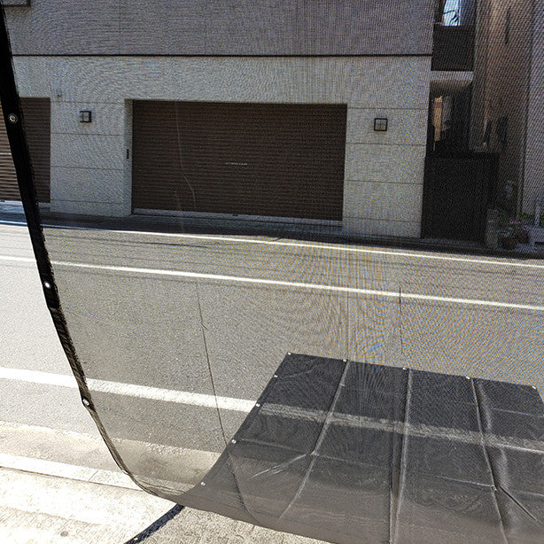 激安防炎メッシュシート0.4× 6.3m(10枚入)・ブラック色・内側から見た生地の透け感のイメージ