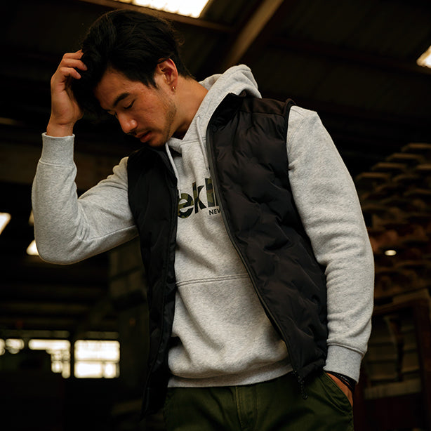 KURODARUMA エレクトリックヒーターベスト 54801 軽量シームレス防寒ベスト【電熱ヒーターユニット・バッテリー同梱版】 商品コード:KD-54801-KS40 着用イメージ男性