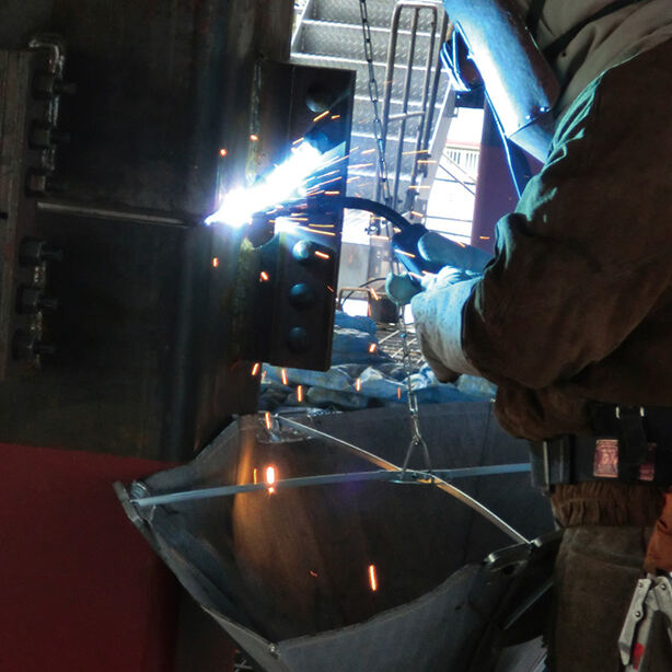 高所作業用溶接火花受けシート(1個)・開いた状態のサイズ巾900×高さ770mm・高所での溶接作業使用イメージ