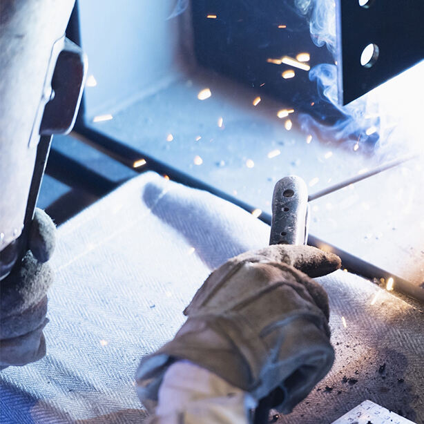 溶接用吊り下げスパッタシート1号(10枚セット)・1230Wシリーズ・サイズ920×920mm・溶接作業時のシート床面使用イメージ