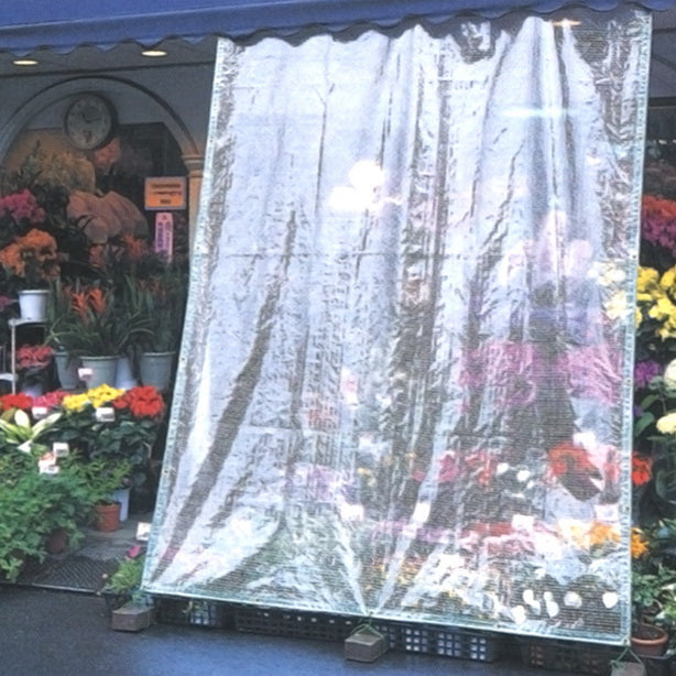 糸入り透明シートセット1.8×3.6m(5枚入)・店先での雨除け使用イメージ