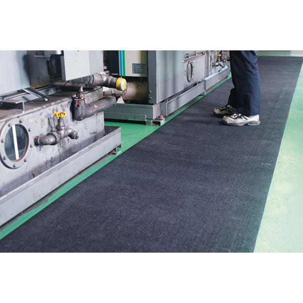 吸着ロールT-60(水、油、溶剤等・足腰負担軽減・幅60cmタイプ)・長さ20m・厚み約4mm・通路での使用イメージ