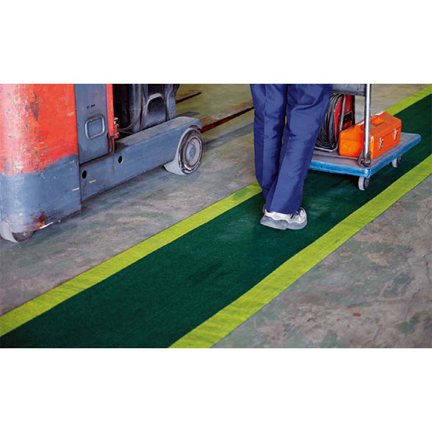 吸着ロールYG-70(水、油、溶剤等・通路用ライン入り・幅70cmタイプ)・長さ20m・厚み約4mm・緑のシート両サイドに黄色ラインが入っているので歩行者安全通帯体として最適