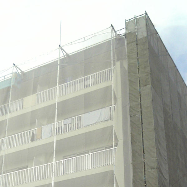 メッシュシート2類1.8×5.4m(10枚入)・ブルー色・足場取付イメージ画像(イメージはグレー生地です)