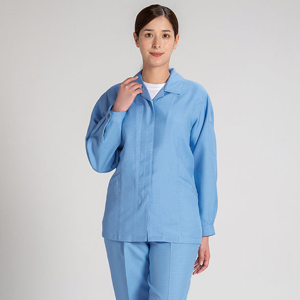 メーカー:ALTCO 品名&品番:IE2005 超制電女子長袖スモック【春夏】 着用イメージ女性