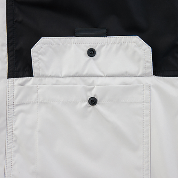 両胸ポケット（巾13.5cm×深さ16cm）