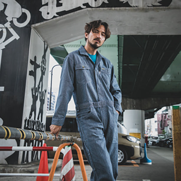 メーカー:GRACEENGINEER'S 品名&品番:GRACE ENGINEER'S SK-GE-105H 親子で揃うヒッコリーツナギ(キッズサイズあり) 着用イメージ男性