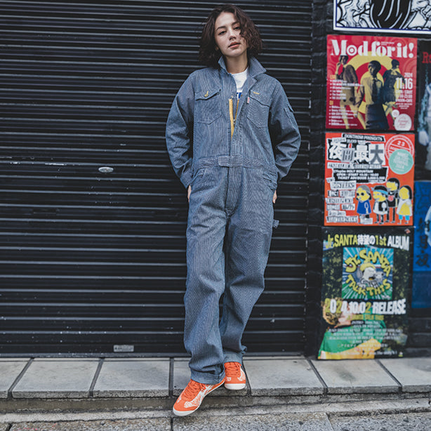 メーカー:GRACEENGINEER'S 品名&品番:GRACE ENGINEER'S SK-GE-105H 親子で揃うヒッコリーツナギ(キッズサイズあり) 着用イメージ女性