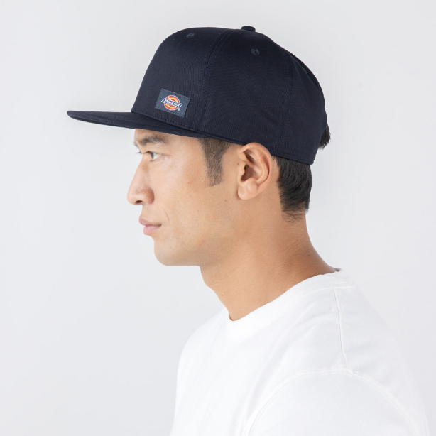 メーカー:CO_COS 品名&品番:Dickies CC-D-8212 フラットバイザーキャップ 着用イメージ男性