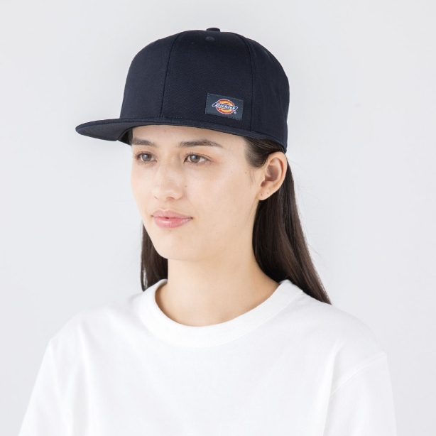 メーカー:CO_COS 品名&品番:Dickies CC-D-8212 フラットバイザーキャップ 着用イメージ女性