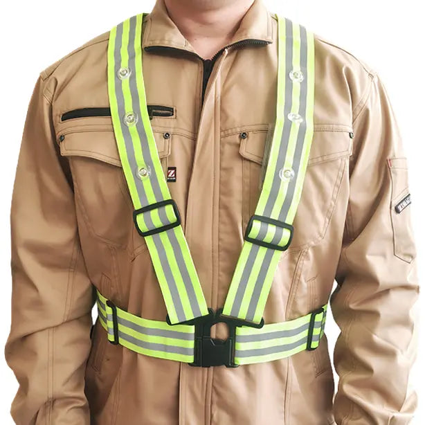 メーカー:熱田資材 品名&品番:LEDリフレックスV 反射付ベスト 着用イメージ