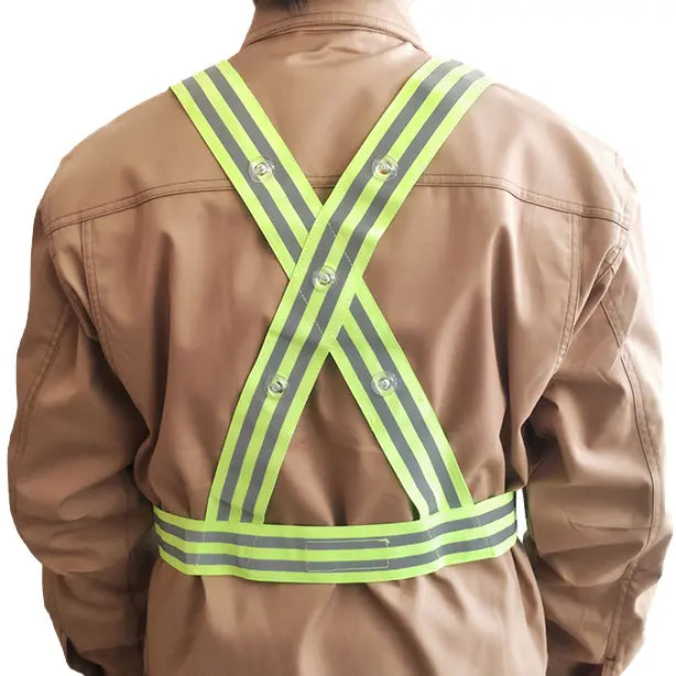 メーカー:熱田資材 品名&品番:LEDリフレックスV 反射付ベスト 着用イメージ(後ろ)