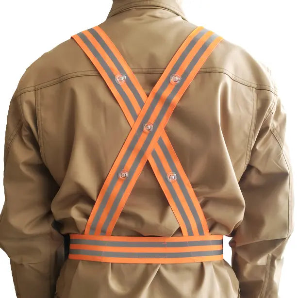 メーカー:熱田資材 品名&品番:LEDリフレックスV 反射付ベスト 着用イメージ(後ろ)