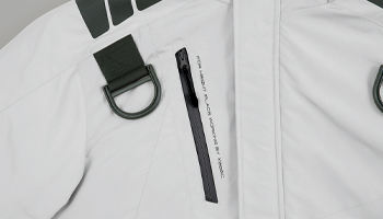 右胸 ファスナー付きポケット（巾16.5cm×深さ28cm）