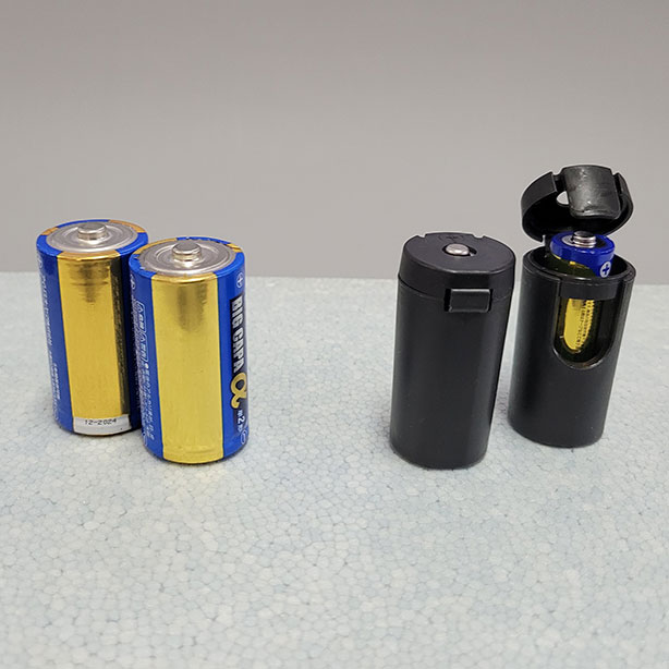左：単2乾電池2本使用(別売)、右：電池スペーサー付き（単3電池→単2電池）