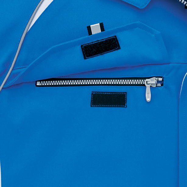 右胸に小物などの収納に便利なファスナー付きポケットを装備。