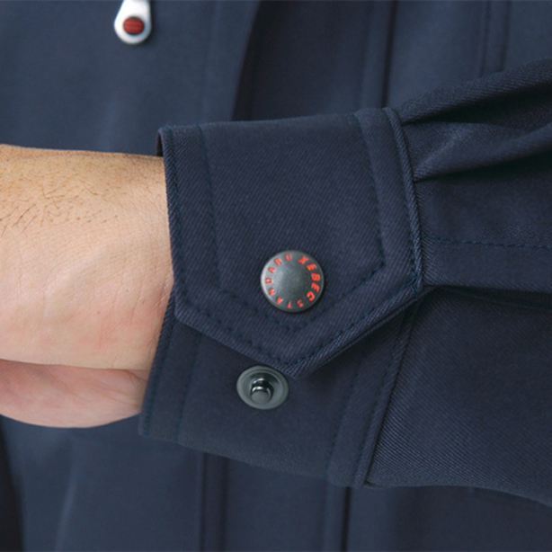 ブルゾンの袖口には上部な金属製のドットボタンを採用。