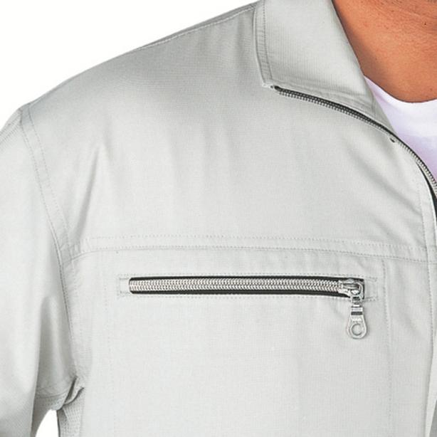 右胸ポケットには錆びにくいメッキファスナーを使用して、お洒落さアップ。