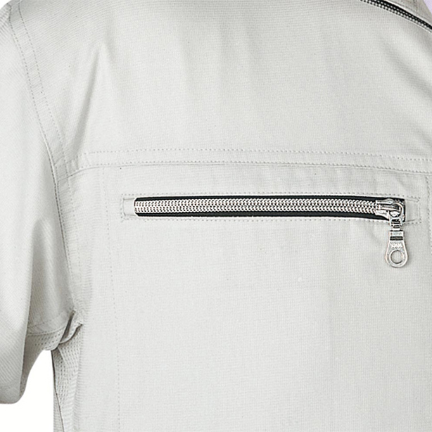 右胸ポケットには錆びにくいメッキファスナーを使用して、お洒落さアップ。