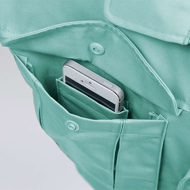 ポケットは二重構造で内側に携帯電話を収納できます。