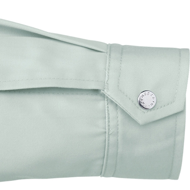 スッキリとしたスマートデザインにまとめた袖口は、着脱が簡単なドットボタンを使用しています。