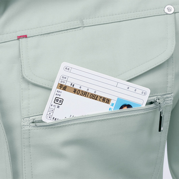 左胸ポケットは免許証などが入れられるファスナー仕様孫ポケット付きのマルチ収納で機能性も充実。