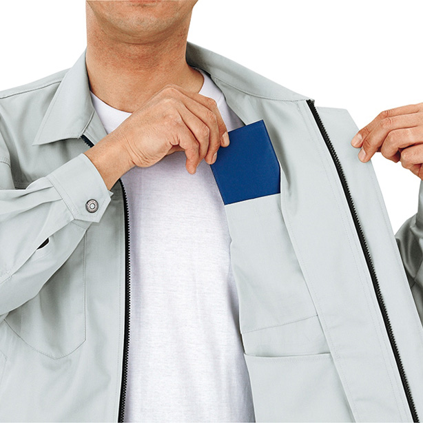 ブルゾンには半袖・長袖ともに便利な内ポケットが付いており、利便性とともに収納力もアップさせています。（1494画像）