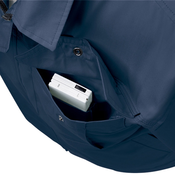 左の胸ポケットは二重構造になっており、内側に携帯電話やスマホを収納できるポケットが付いています。（1494画像）