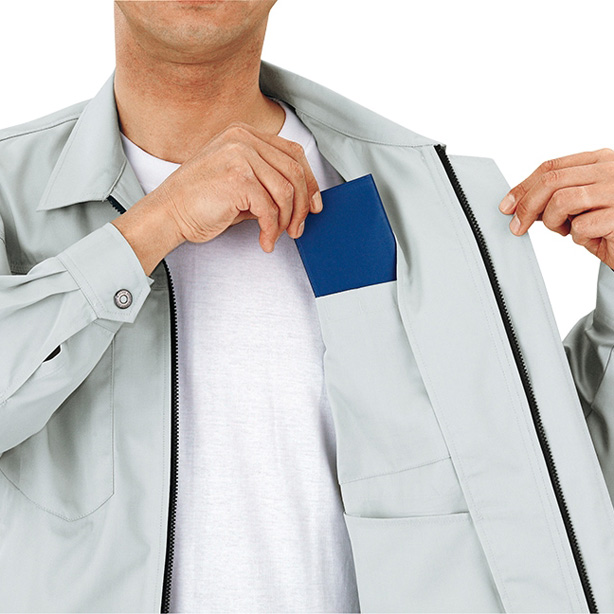 ブルゾンには半袖・長袖ともに便利な内ポケットが付いており、利便性とともに収納力もアップさせています。