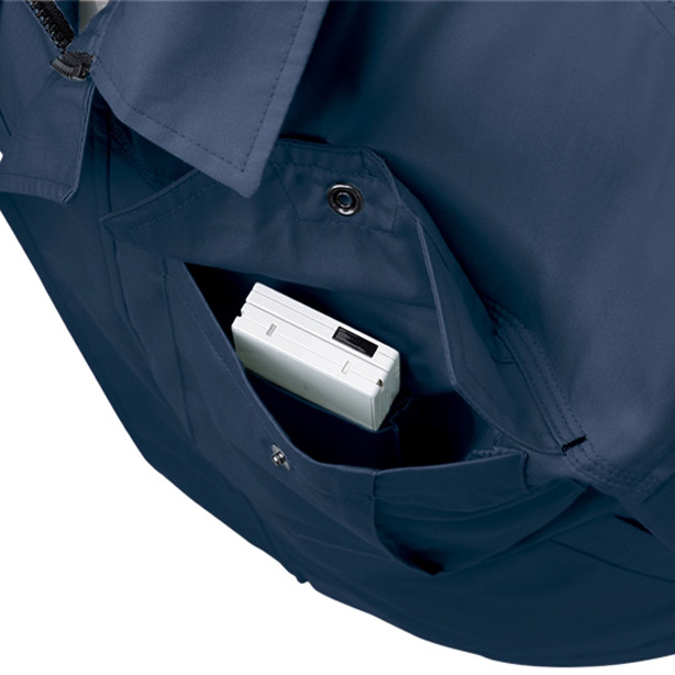 左の胸ポケットは二重構造になっており、内側に携帯電話やスマホを収納できるポケットが付いています。