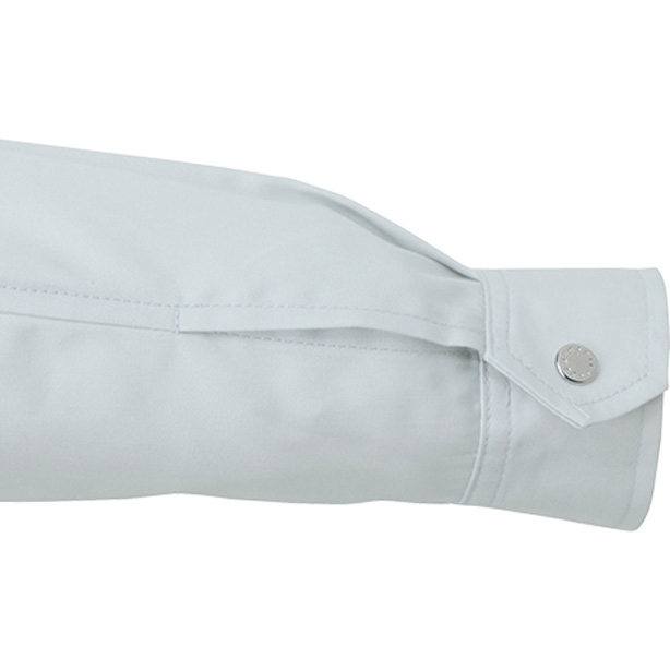 すっきりとしたスマートデザインにまとめた袖口は、着脱が簡単なドットボタンを使用しています。