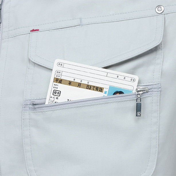 左胸ポケットは免許証などが入れられるファスナー仕様ポケット付きのマルチ仕様で機能性も充実。