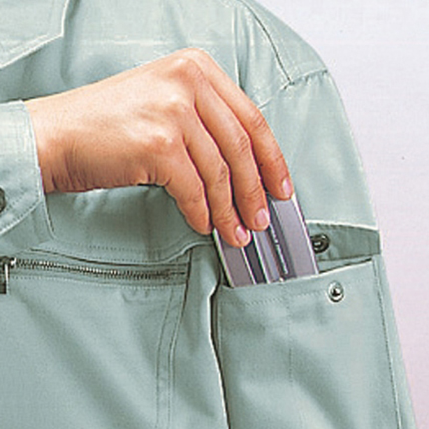 タバコや折りたたみ式携帯電話など小物の収納に便利な左袖機能ポケット（ペン差付）
