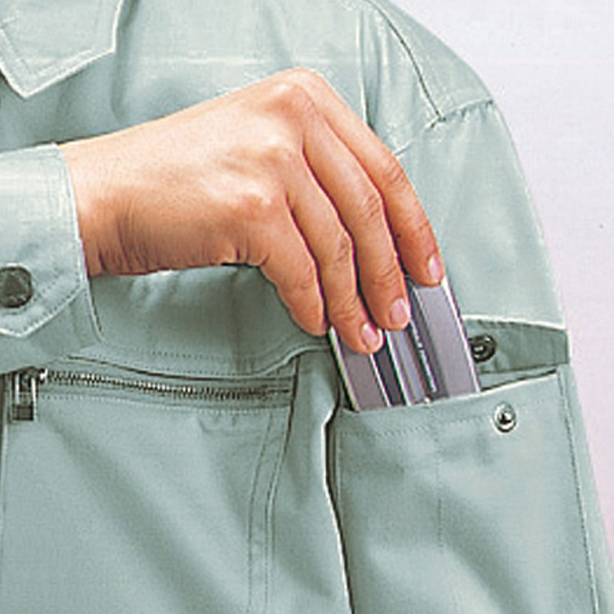 タバコや折りたたみ式携帯電話など小物の収納に便利な左袖機能ポケット（ペン差付）（画像は46200）
