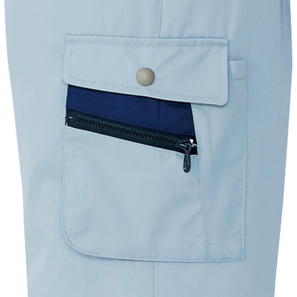 カーゴパンツのポケットはマチ付で収納量たっぷり<br>右側ポケットは便利なファスナー付