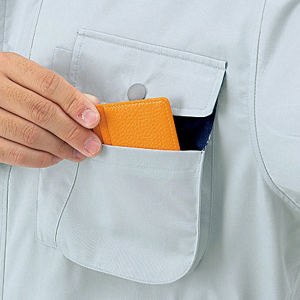 胸ポケットは収納量を誇るマチ付仕様<br>配色部分は小物の収納に便利なサブポケット