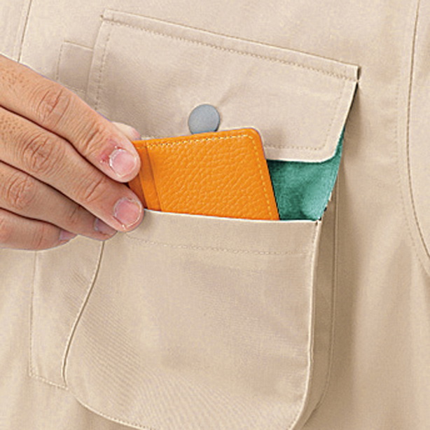 胸ポケットは収納量を誇るマチ付仕様<br>配色部分は小物の収納に便利なサブポケット