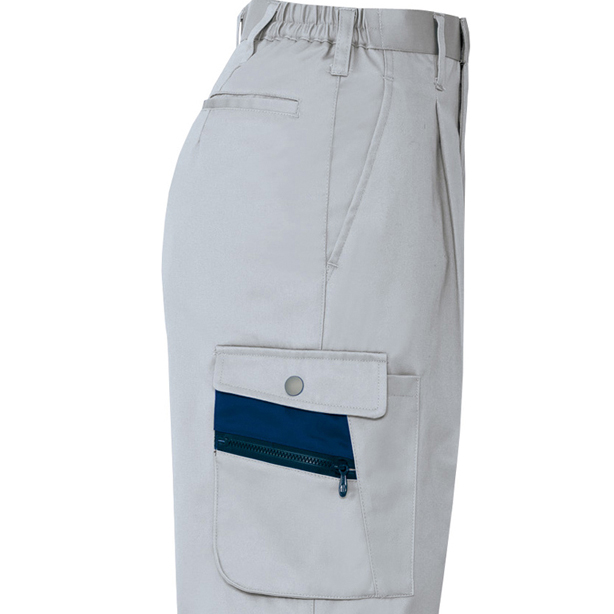 カーゴパンツのポケットはマチ付で収納量たっぷり<br>右側ポケットは便利なファスナー付