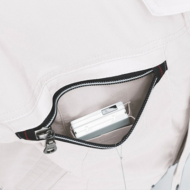 右胸ポケットは二重構造で携帯電話を収納できる内ポケット付き。