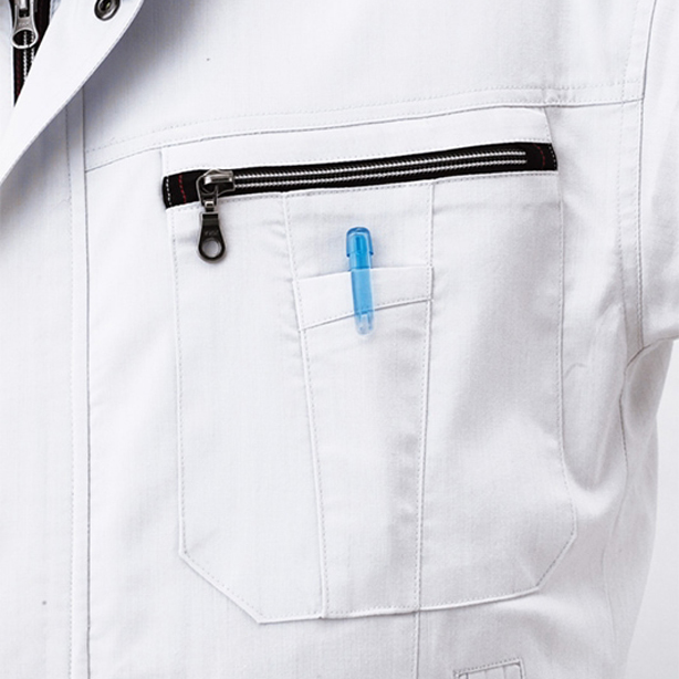左胸ポケットはペン差し付きでシャープなデザインのファスナーポケットを採用。