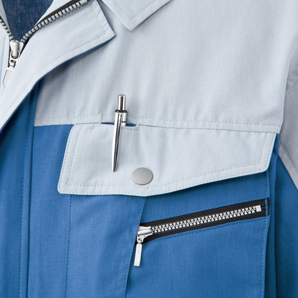 左胸ポケット<br>ファスナー付きサブポケットで落下防止の安心仕様